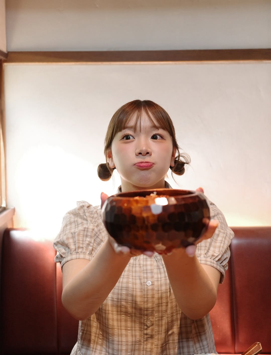 総フォロワー数200万人超えYoutuber、はじめての川越へ！食べ歩き姿が「透明感ばぐすぎる！」