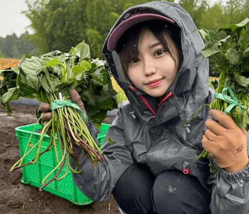 美女タレント、いも活の情熱止まらず農作業へ！田園ショットにファン魅了「ギャップ萌えです」