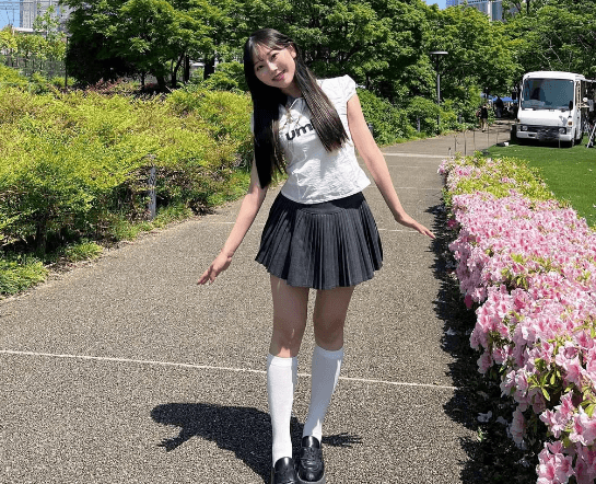 「脚が長くて綺麗」美女アナウンサー、学生風コーデに夢中！？プリーツスカートショットにファン歓喜！「おしゃれで可愛くて完璧すぎます」