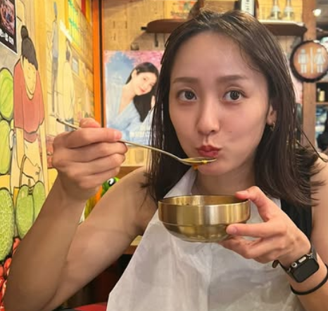 「1枚目からいきなりかわいい！」美女ハンドボール選手、"お嬢なグルメショット"が食べ方まで美しいとファンメロメロ！
