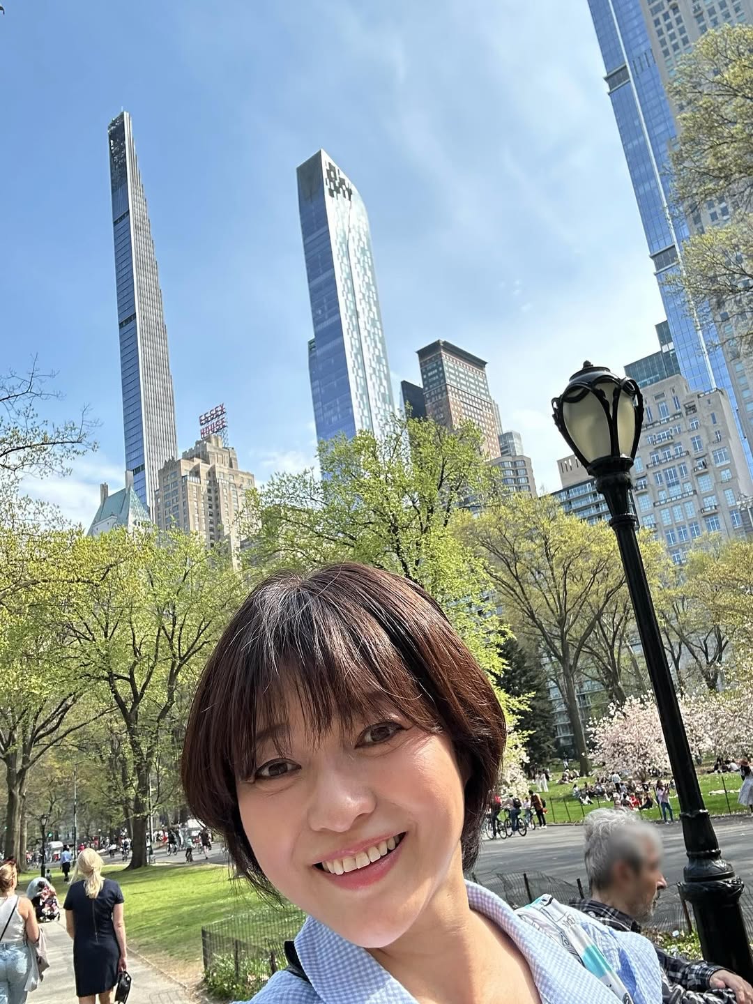 「三連休突入！素敵な休日を」女優兼タレント・三田寛子、ビル群と生い茂る緑を背景に爽やかな自撮りを公開！