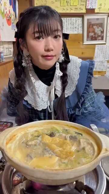 「お口と視線がw可愛すぎる」怪談でも活躍する美女タレントの”キョロキョロ”動画にファン爆笑？