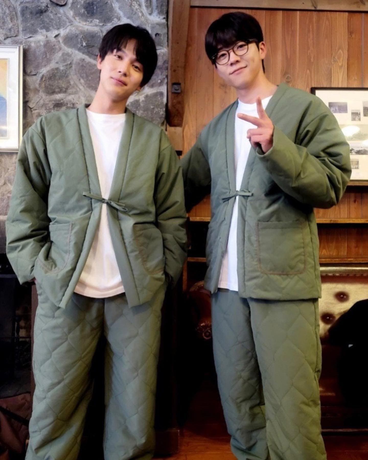 ドラマ「Eye Love You」お揃いの服でツーショット！「大事なお知らせって何〜!?」