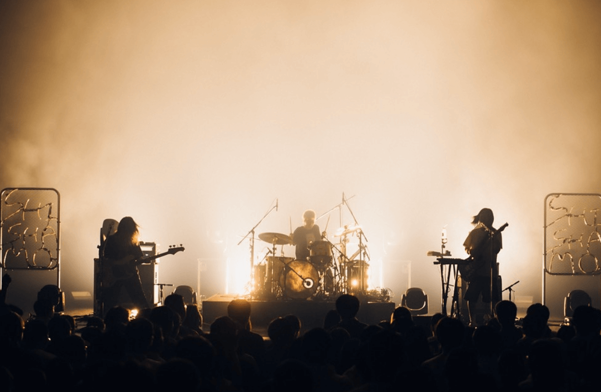 人気女性バンドが海外公演で