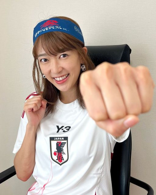 「勝利の女神」サッカー女優・眞嶋優とグータッチでサウジ戦日本代表にエール！