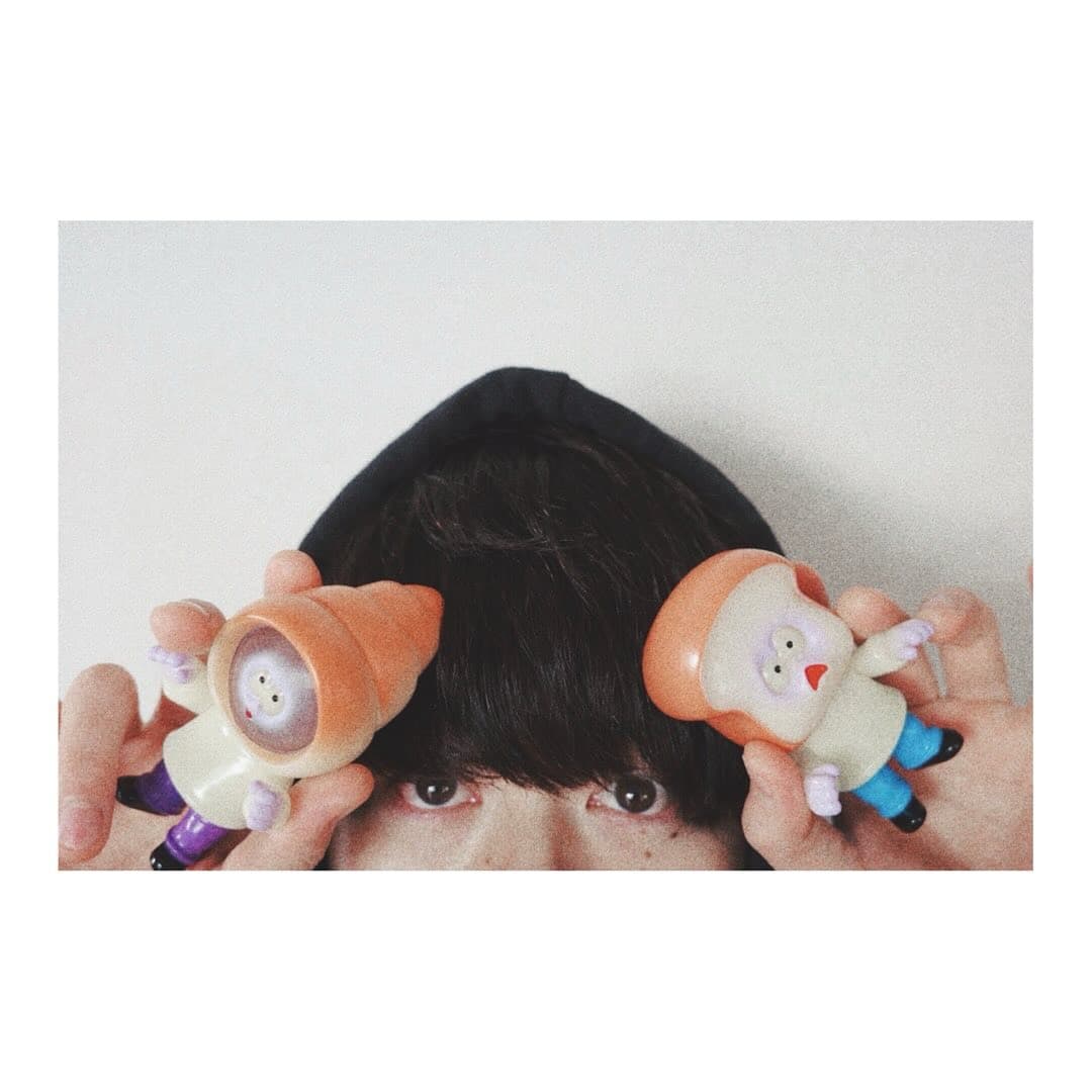 瀬戸康史、お気に入りのソフビと3ショット!?