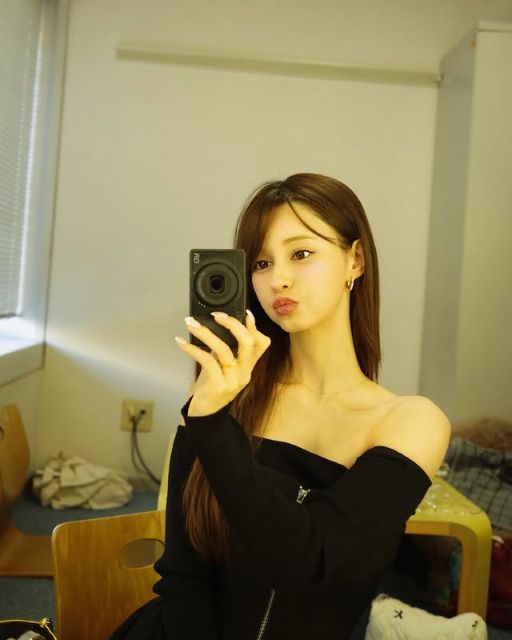 ダレノガレ明美、お気に入りの衣装でパシャリ！オフショルニットで美肌披露にファン歓喜