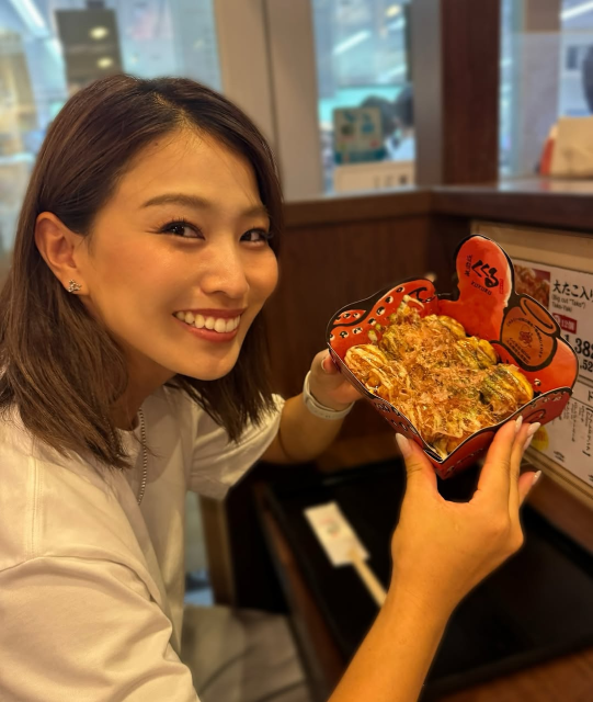 弾ける笑顔の横顔ショットにメロメロ⁉元プロテニス美女・宇野真彩、大阪イベント終えたこ焼き堪能！