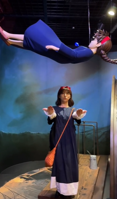 「親方ー！！！空から女の子がー！！」美人アイドル、魔女宅・キキコスで