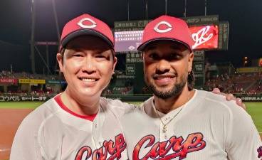 「ドミちゃん、ナイピすぎ！」新井貴浩監督、来日初勝利のドミンゲス投手と笑顔の2ショット公開