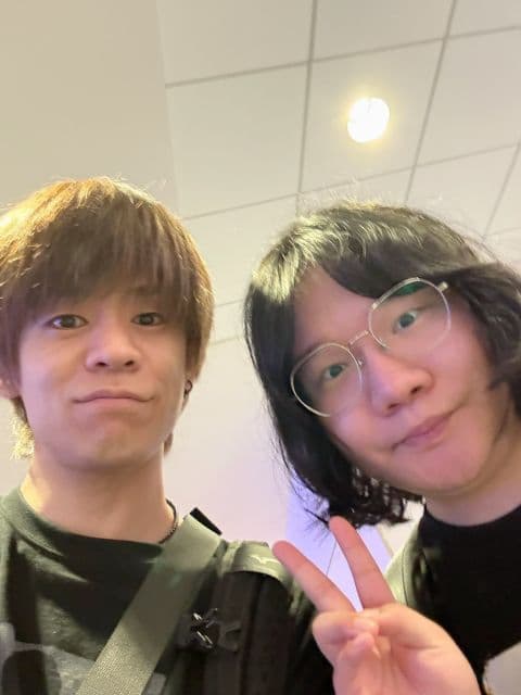 「空港にれしゃぴいた」プロゲーマー・ACQUA選手が優勝したレシャー選手とのツーショットを披露