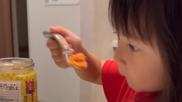 鈴木亜美、2歳10ヶ月の娘が作る“鮭おにぎり”にキュン死続出！可愛すぎる食後の姿とは？