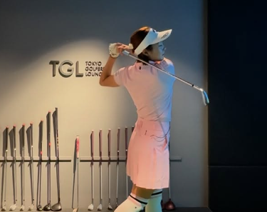 ゴルフ女子・桃香が“ピグレット女子”に変身！淡いピンクワンピで魅せた美スイング
