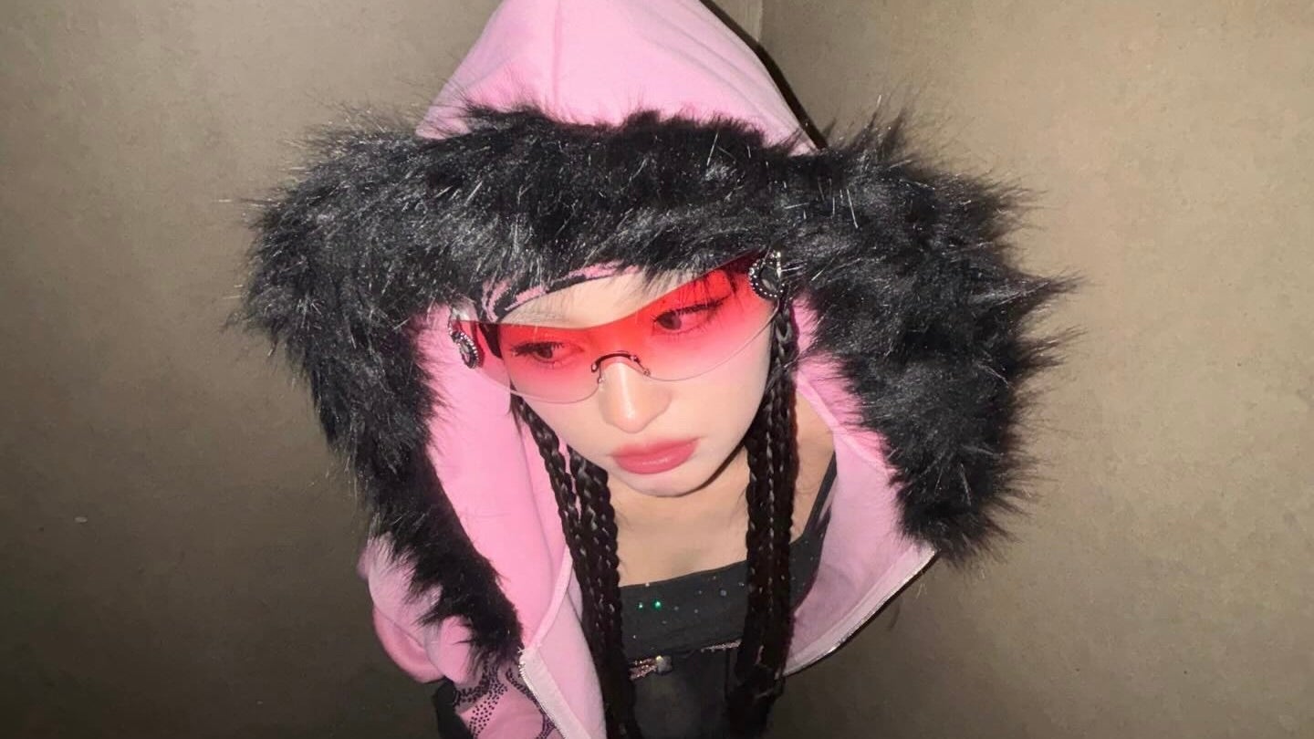 近未来ギャル、現る。桐原美月の“圧かわポーズ”がクセになる