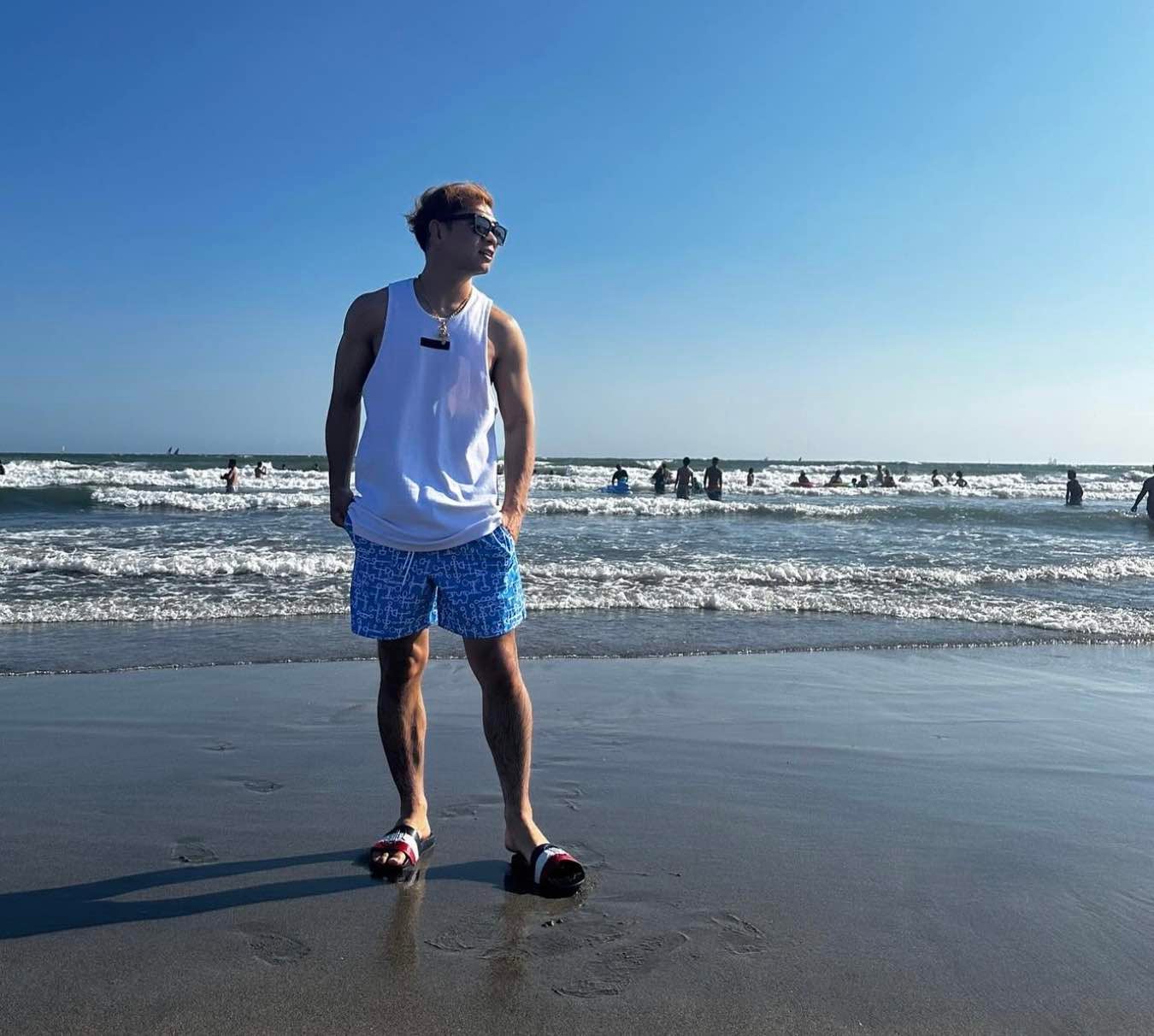 「こんなに夏が似合う男はいない」あの格闘家が海へ