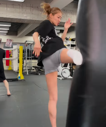 キック乱舞！！あの美女が、サンドバッグをめった打ちにするムービーを披露！練習姿すら美しいと話題に