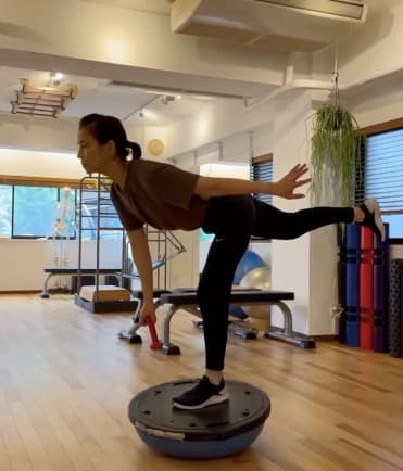 石田ゆり子、トレーニングで見事な体幹を披露！