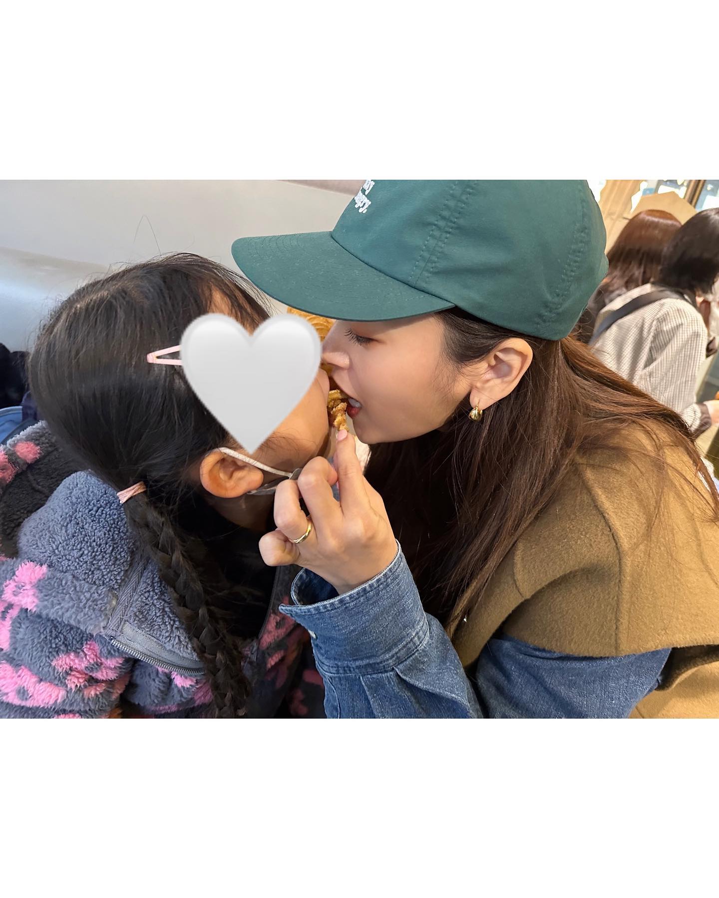 近藤千尋が娘たちと原宿デート💕一緒にポテトを食べる1枚に「チューしてるみたい😍❤️」