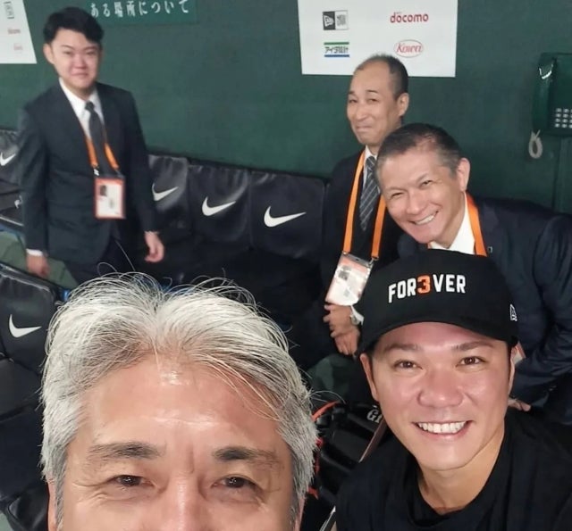 緒方耕一、「長嶋茂雄追悼試合」で解説。坂本勇人との自撮りに笑顔あふれる一枚
