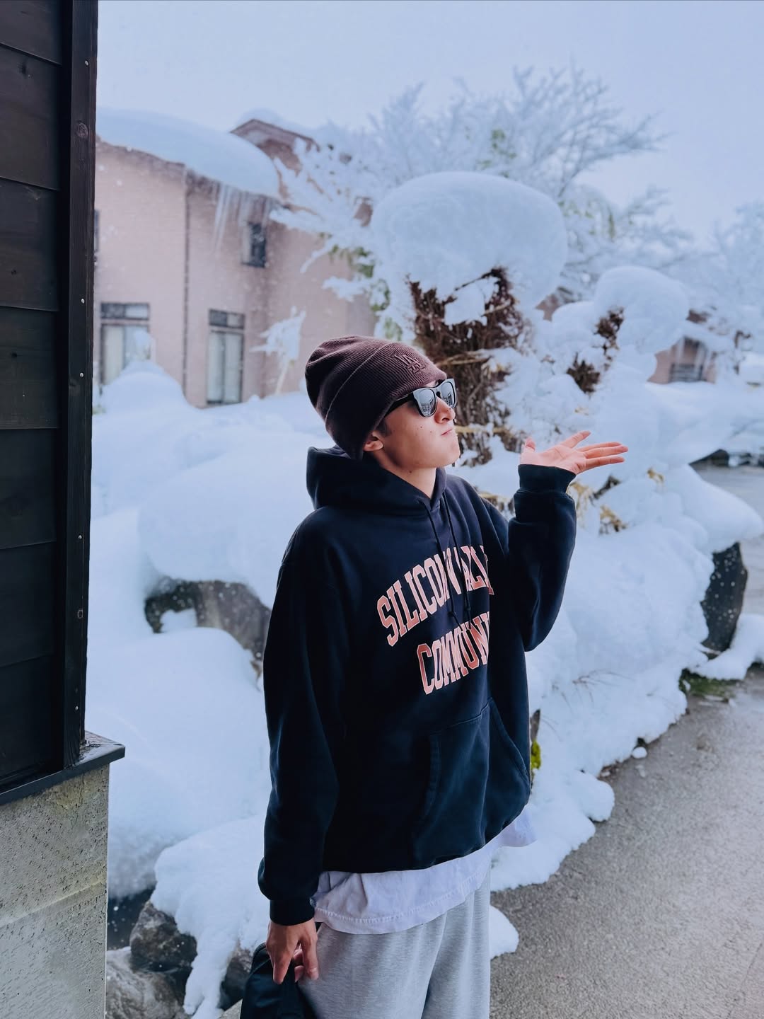 Snow Man向井康二、冬の装いでオフショット公開　「ラフコーデ」に反響