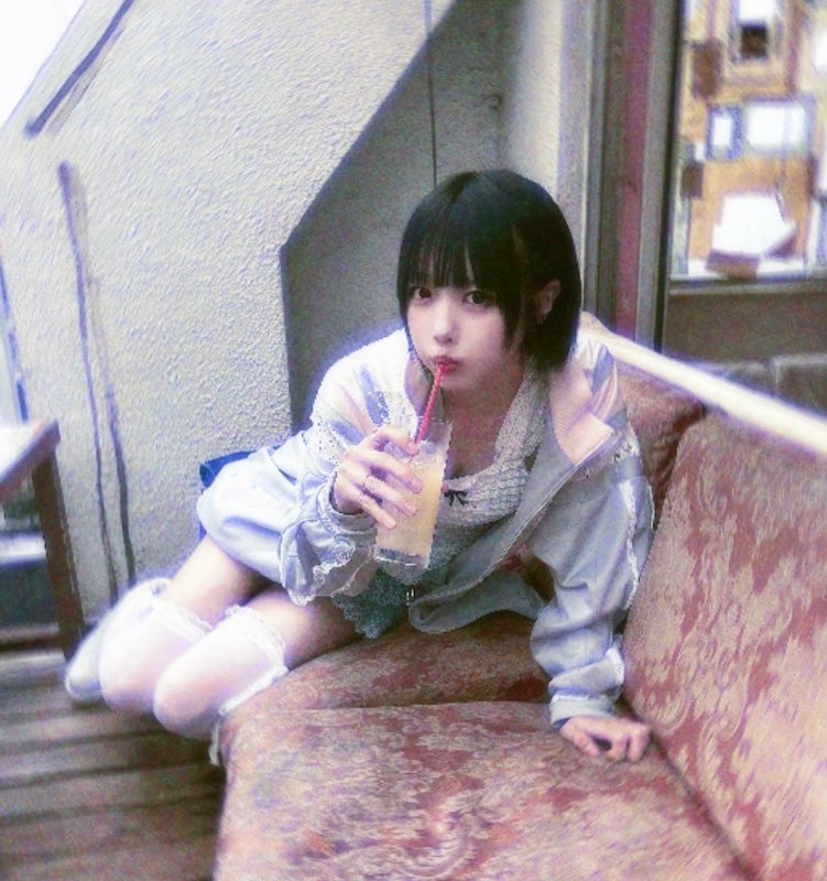 あのちゃんが谷間チラ見せ