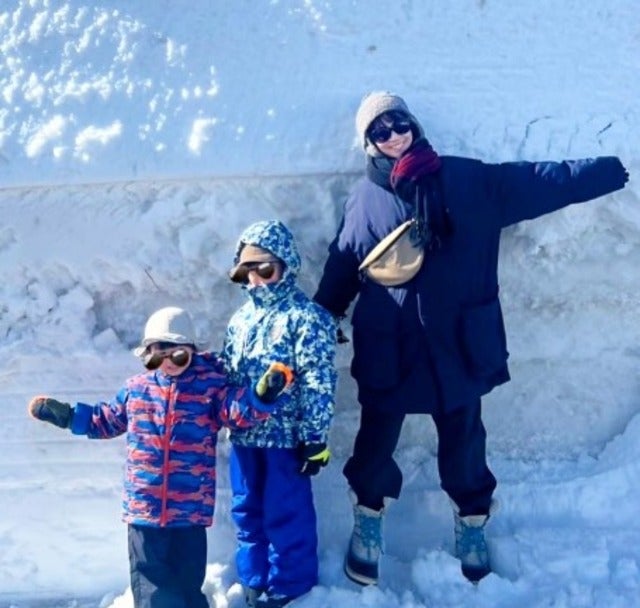 「来年はワクワク！」安田美沙子が帰省先で子どもたちと雪遊び！