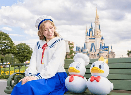 「画角もポージングも天才すぎ！」人気YouTuber・あいにゃんが好評のドナルドダックコーデを披露！