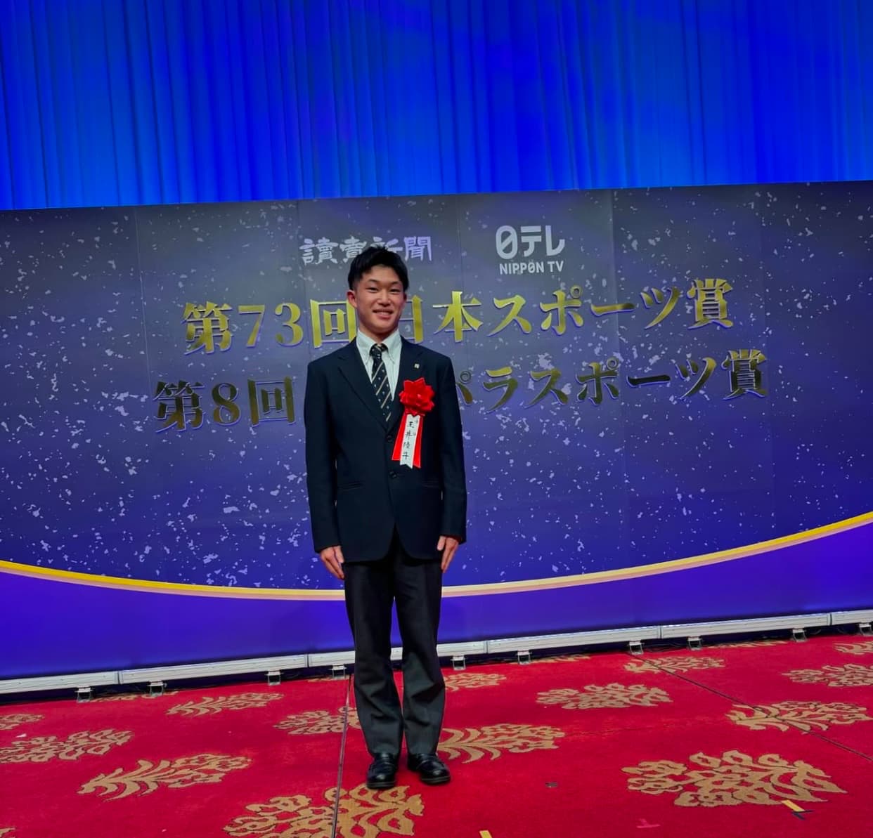 パリ五輪金メダリスト・鏡優翔が玉井陸斗を担いで受賞を祝福！？「すごい写真」「2枚目、笑いました」