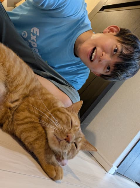 「ロサンゼルスから無事に帰国しましたーー！！！！」松丸亮吾が海外から帰国！速攻愛猫と戯れる