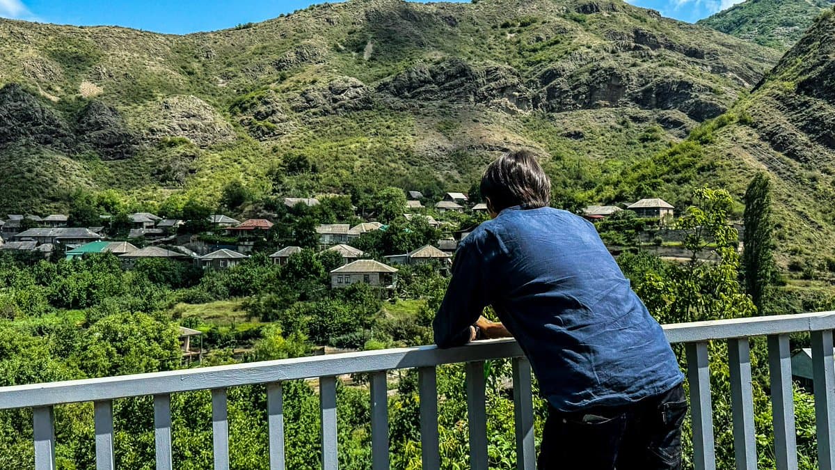 大自然の中で自分自身を見つめ直す！山下智久の後ろ姿が話題！？