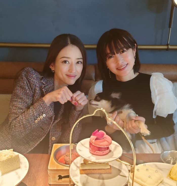 ワンちゃんも一緒に楽しめるクリスマスアフタヌーンティーを小沢真珠がシェア