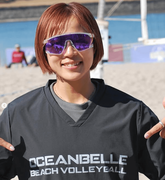 美女ビーチバレー選手、水際近くで見せた”グラサン・ショット”にファンパラドックス状態！「サングラスで可愛い瞳見えないの残念、でも可愛い」