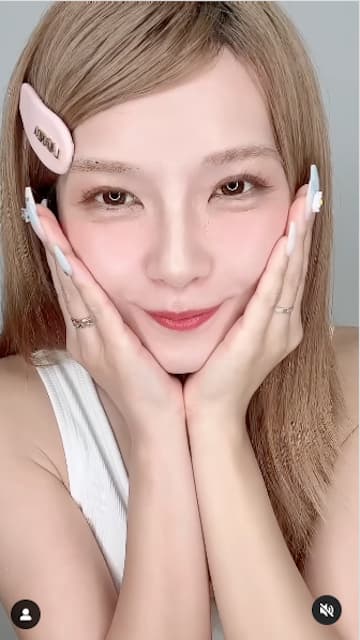 宇野実彩子がセルフメイクの様子を公開