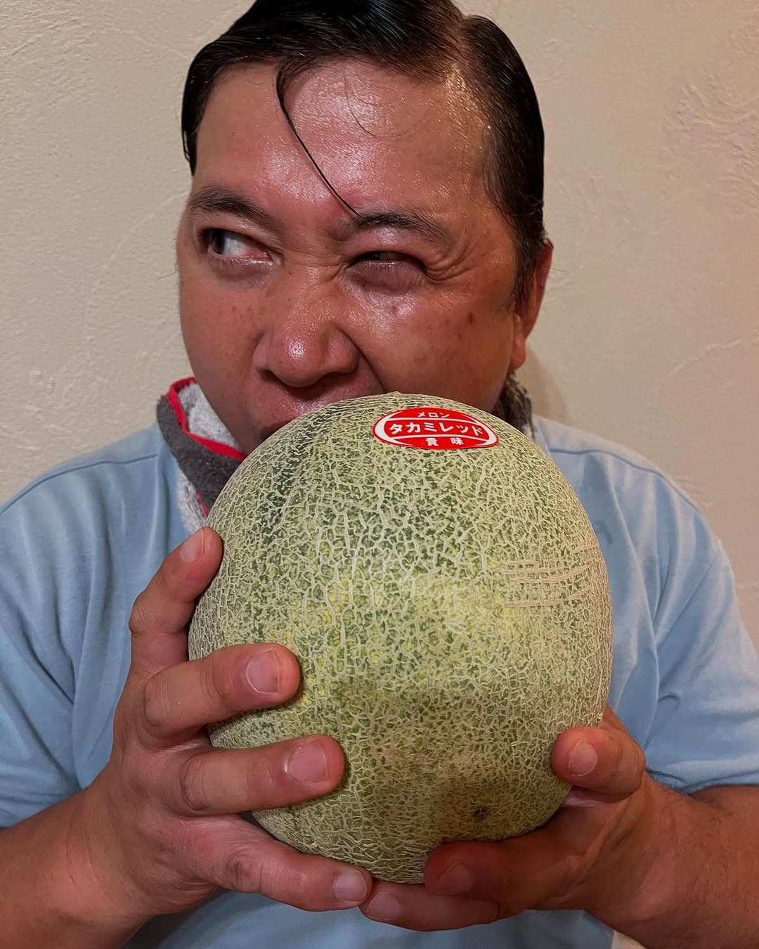 「両手で包み込む愛がすごい」人気芸人〇〇が魅せた“贅沢メロンの食べ方”が話題に
