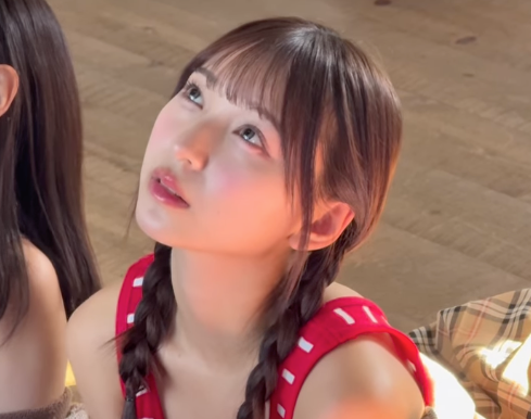 「視線がたまらん」SWEET STEADY・塩川莉世、眠そうな上目遣いがメロすぎると話題に