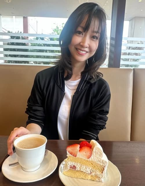 黒川智花が日本産のフルーツを絶賛！？ケーキに舌鼓をうつ