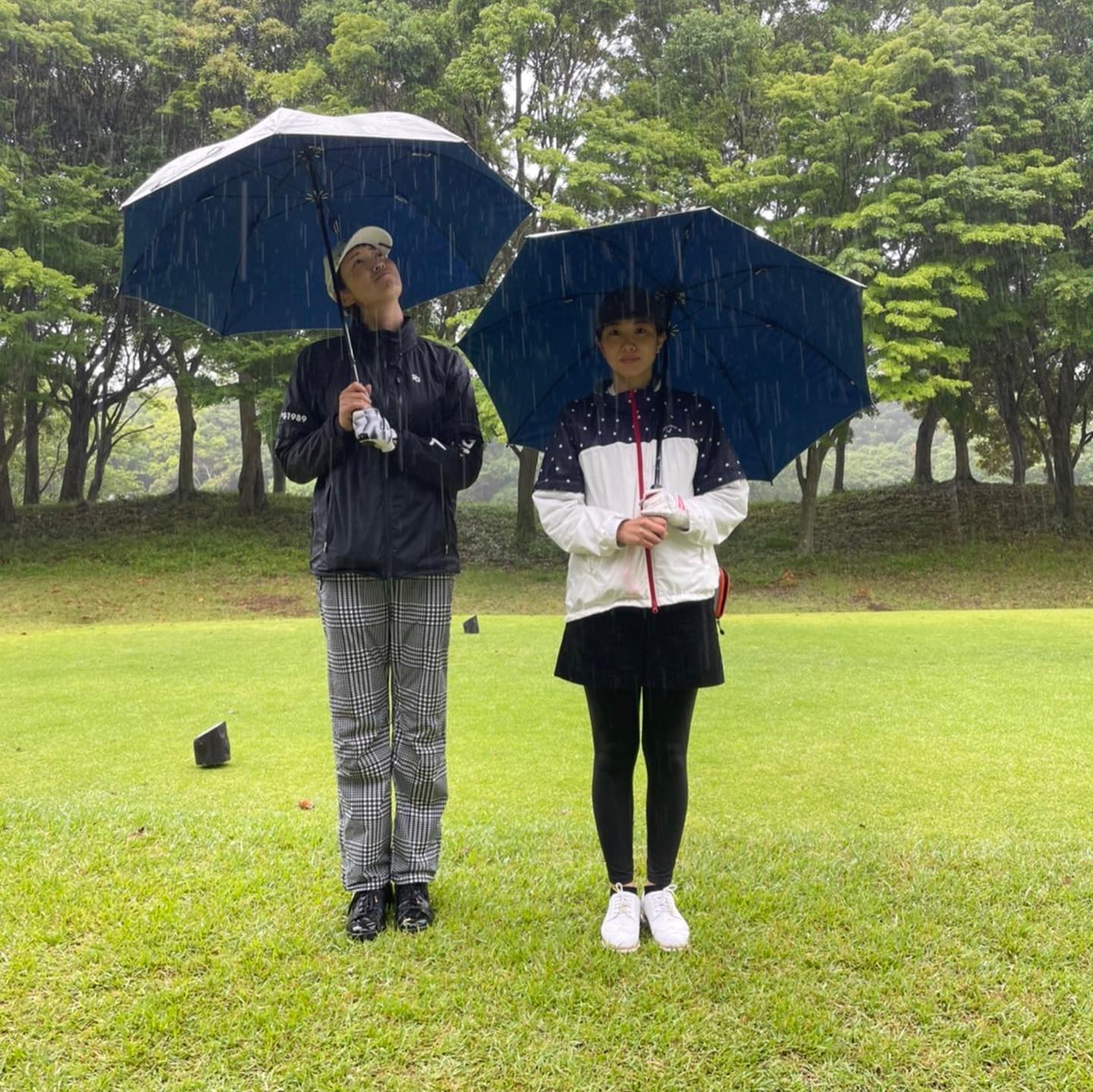 雨女はどっち？潮田玲子さんと狩野舞子さんが大雨の中ゴルフ☔️「曇り予想だったのに…」