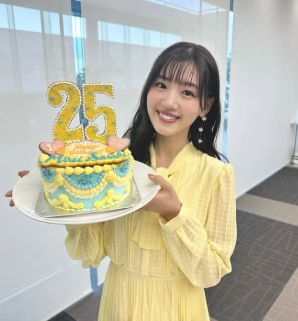 日向坂46佐々木美玲が25歳の誕生日！1st写真集「陽射しのパレード」の発売とともにお祝い