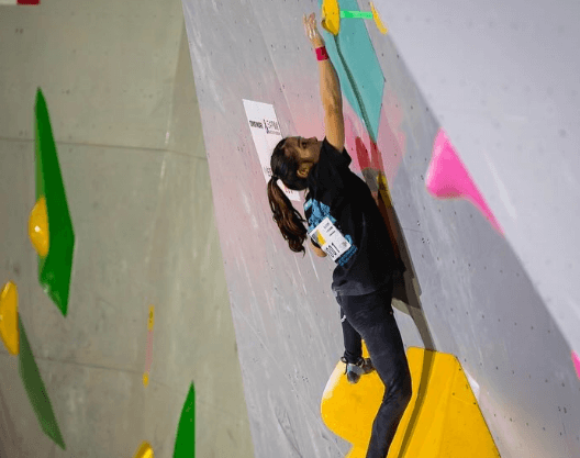 「世界に羽ばたいてっ！」美女クライミング・中村真緒、激動の”試合風景・美ショット”披露！結果報告にファンエール続々