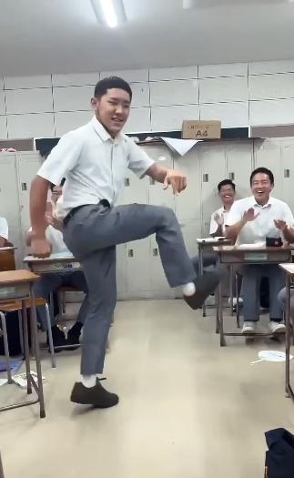 高校生の青春、自習で大盛り上がり！「あの伝説のダンスは1年前から存在」