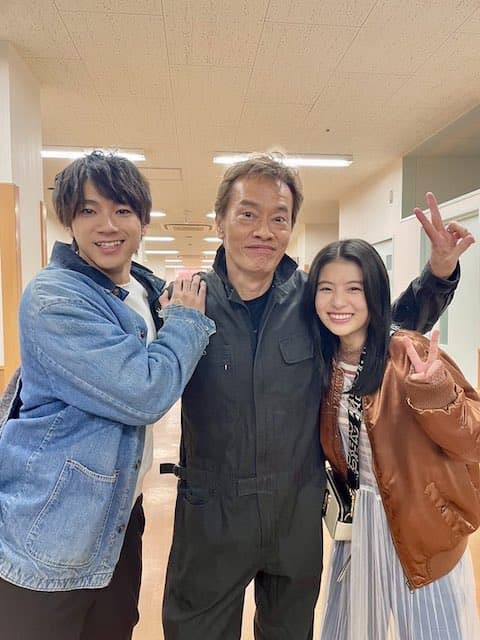 遠藤憲一がドラマ「君が心をくれたから」の仲良しオフショットを公開