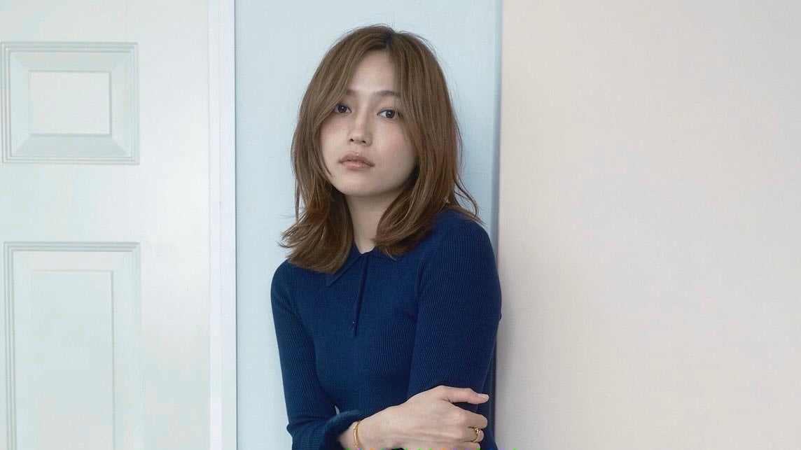 川口春奈、バッグで魅せる！シンプルで洗練されたスタイル