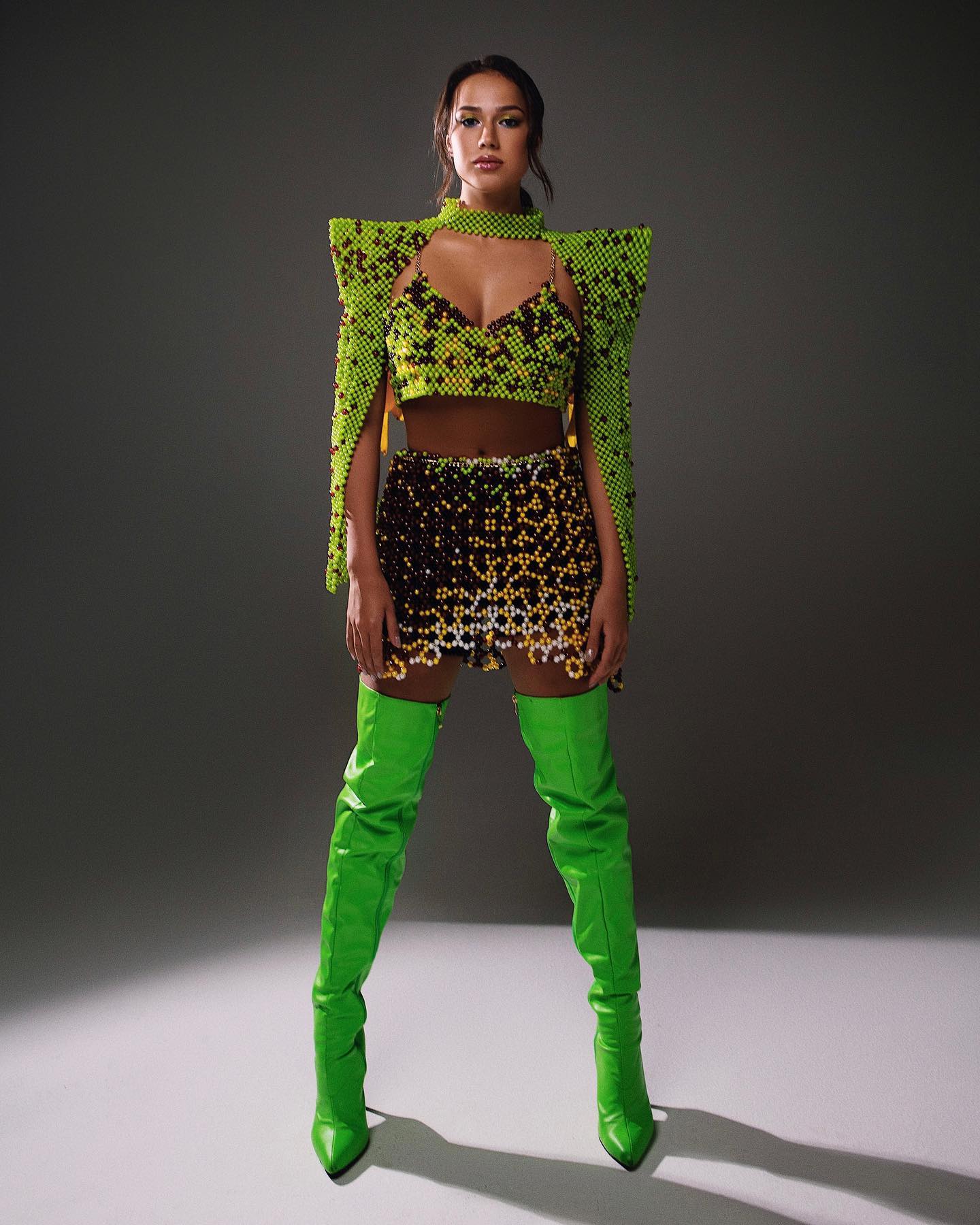 まるで爬虫類！？ザキトワの奇抜な衣装に注目集まる🐸