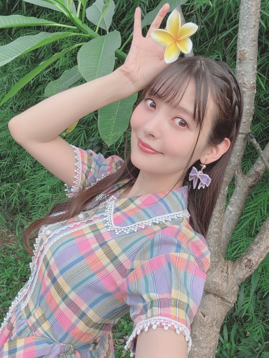 声優・上坂すみれ、南国の花で笑顔に　インドネシアでのオフショット公開