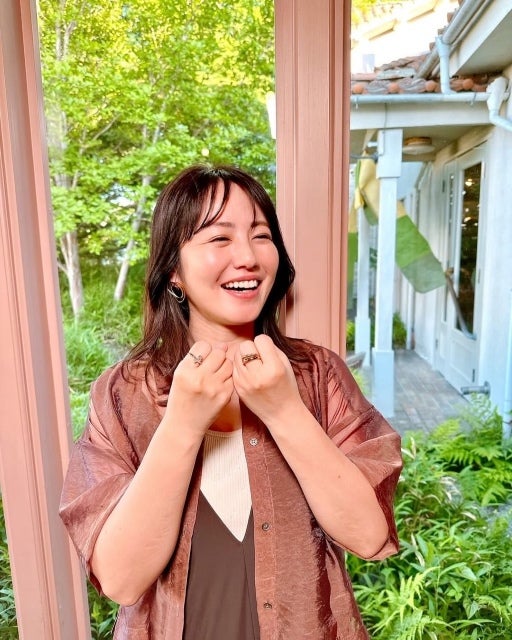 磯山さやか、満開の笑顔が映える窓辺の一瞬。安曇野の自然と再会の喜びが詰まった旅