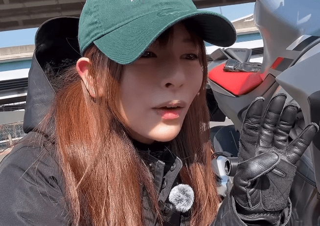 「ヘルメット、かわいい！」人気モデル、ガールズバイカーモードに！水族館へ向かう美ムービーを披露しファン歓喜！