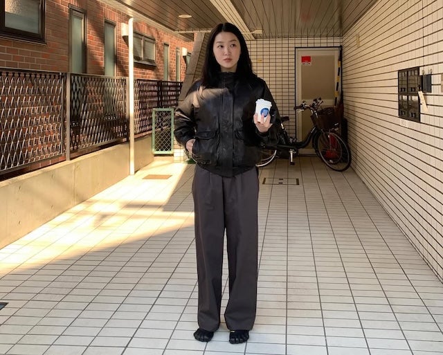 ファッションモデルの柴田ひかりが普段着を公開! コメント欄は3カ国語で埋め尽くし