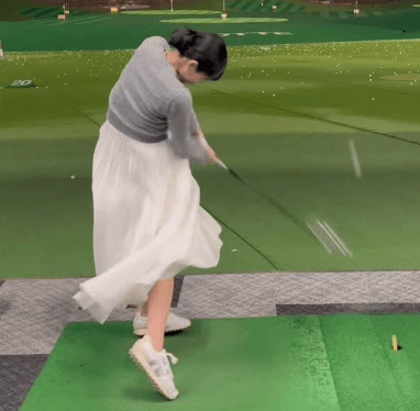 「そんな可愛い格好でそのスイングと弾道よ…」美女ゴルファー、女子アナ風ルックで”スパーキング・ショット”を披露し大反響！