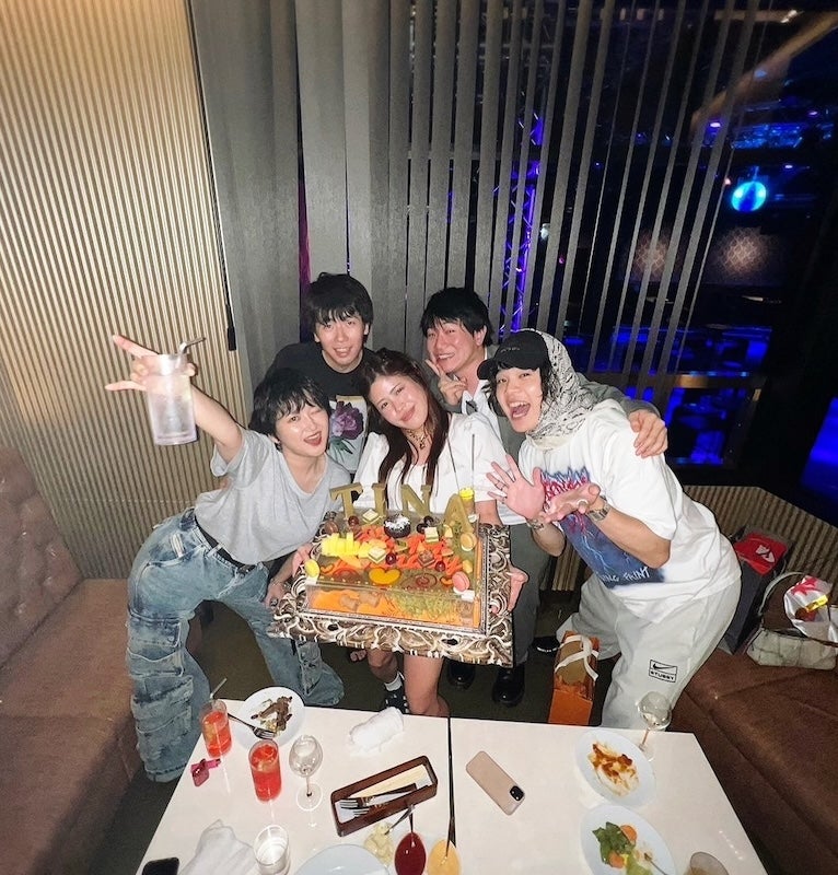 サーヤが友人の誕生日パーティーを堪能、芸人に作家にデザイナーと多種多様