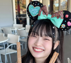 山﨑愛生、「夢の国」での笑顔ショット公開！ファンを魅了